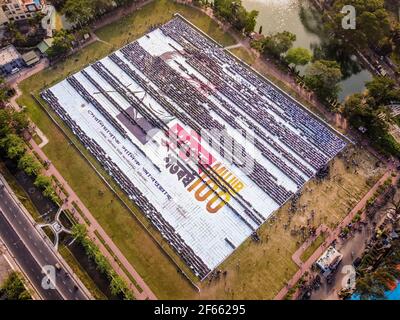 Barishal, Bangladesch. März 2021, 30th. Menschen aus Barisal, einer Stadt von Bangladesch, haben das größte menschengemachte Logo in mehr als 1, 60.000 Quadratfuß Feldfläche gemacht, um das Geburtsjahr 100th des Vaters der Nation, 'Bangabandhu, Sheikh Mujibur Rahman am 30th. März, 2021 zu feiern. Insgesamt 10.050 Plakat insgesamt 120 Zeilen, wobei jede Zeile aus 84-85 Plakaten besteht, werden verwendet, um das längste und größte von Menschen gemachte Logo zu machen. Kredit: ZUMA Press, Inc./Alamy Live Nachrichten Stockfoto