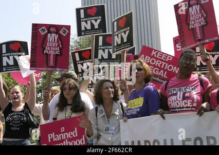 28. August 2004: Tausende kamen zu einem Pro-Choice-marsch und einer Kundgebung in New York City während der republikanischen Versammlung. Stockfoto