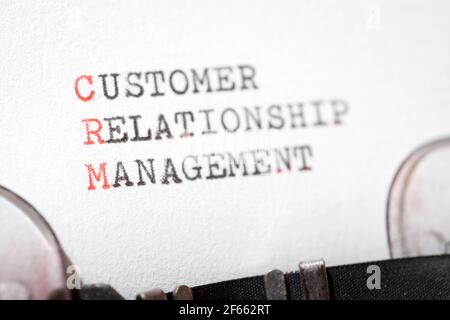 Ausdruck für das Kundenbeziehungsmanagement, der mit einer Schreibmaschine geschrieben wurde. Stockfoto