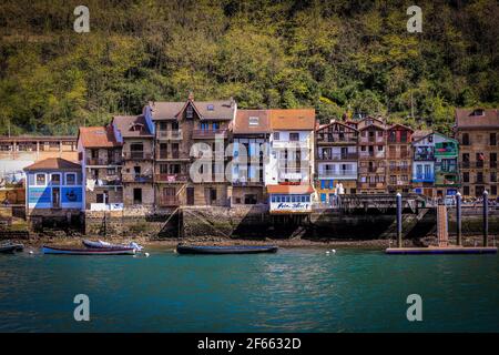 Tradicional Häuser in Pasajes de San Juan, einem Dorf an einer Bucht in der Nähe von San Sebastian, Donostia und dem kantabrischen Meer. Baskenland, Spanien. Stockfoto