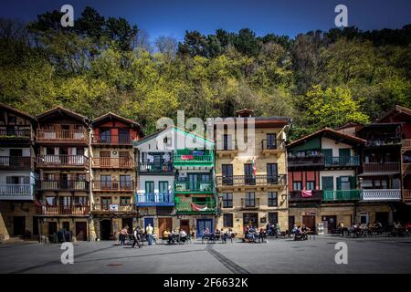 Tradicional Häuser in Pasajes de San Juan, einem Dorf an einer Bucht in der Nähe von San Sebastian, Donostia und dem kantabrischen Meer. Baskenland, Spanien. Stockfoto