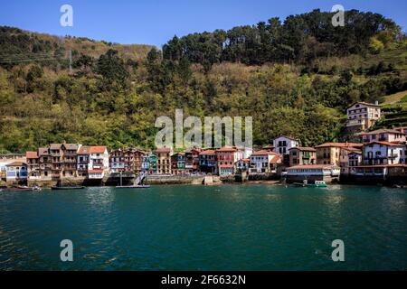 Tradicional Häuser in Pasajes de San Juan, einem Dorf an einer Bucht in der Nähe von San Sebastian, Donostia und dem kantabrischen Meer. Baskenland, Spanien. Stockfoto