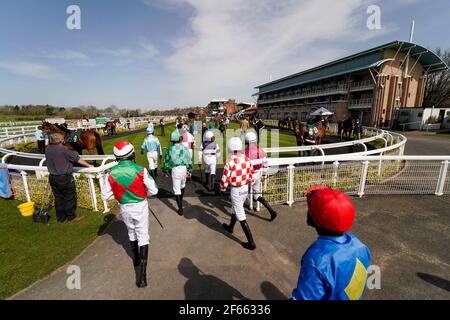 Eine allgemeine Ansicht als Jockeys den Paradering vor dem Join Racing TV Now betreten Maiden Hürde auf Warwick Racecourse. Bilddatum: Dienstag, 30. März 2021. Stockfoto