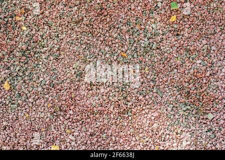 Viele bunte kleine Steine aus der Nähe. Rosa Crash Stone Makro Foto, Nahaufnahme Textur. Stockfoto