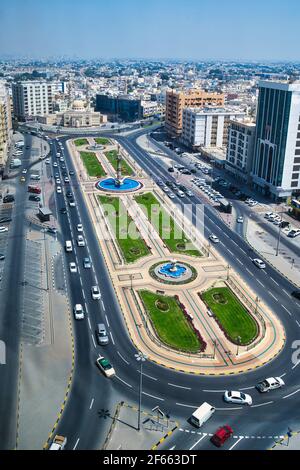 Zahra Tower und Sharjah Clock Tower mit Moschee in Sharjah emirate Innenstadt in den Vereinigten Arabischen Emiraten High-Angle-Ansicht Stockfoto