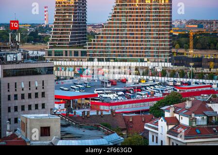 Belgrad, Serbien - 25. September 2020: Busbahnhof und neu errichtetes Belgrader Ufer am Fluss Sava in der serbischen Hauptstadt bei Sonnenaufgang Stockfoto