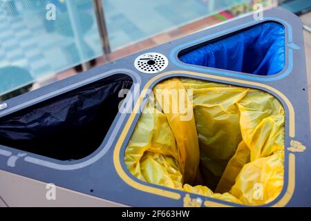 Abfallbehälter für die getrennte Sammlung von Müll. Mehrfarbiger Mülleimer für den Innenbereich. Konzept für die Müllsortierung. Abfallsortierung. Sortieren Sie Müll, bevor Sie entsorgen. Stockfoto
