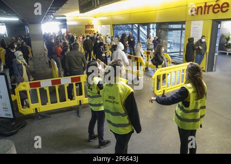 File photo - die Abbildung zeigt viele Menschen, die Entfernungen respektieren, als sie am Montag, den 11. Mai 2020 vor dem Eingang des IKEA Anderlecht auf dem Parkplatz in Brüssel warten. Belgien geht in die neunte Woche der Haft. Phase 1B des Definement-Plans in der laufenden Corona-Virus-Krise beginnt. Alle Geschäfte können wieder geöffnet werden und mehr Menschen können wieder zur Arbeit zurückkehren. - drei Jahre Gefängnis, darunter eine geschlossen, wurden an diesem Dienstag, 30. März gegen Jean-Louis Baillot, ehemaliger CEO von Ikea Frankreich, beschuldigt, die Einrichtung eines Systems der Spionage von c angeordnet Stockfoto