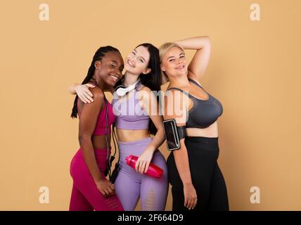 Diversity-Konzept. Gruppe Von Happy Multi Ethnischen Frauen Posiert Zusammen In Sportswear Stockfoto