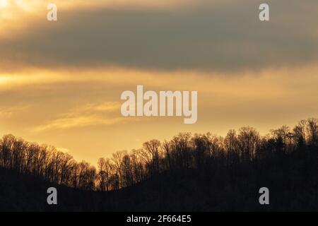 Der Interstate 26 Scenic Highway in Madison County liegt in einem der höchsten Gebiete von North Carolina und bietet einen atemberaubenden Blick auf die Appalachen. Stockfoto