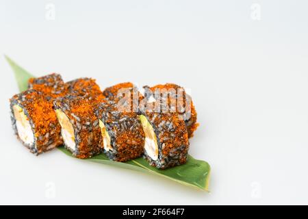 Overhead japanisches Sushi essen. Maki ands Brötchen mit Thunfisch, Lachs, Garnelen, Krabben und Avocado. Blick von oben auf die sortierten Sushi, alle Sie Menü essen kann. Stockfoto