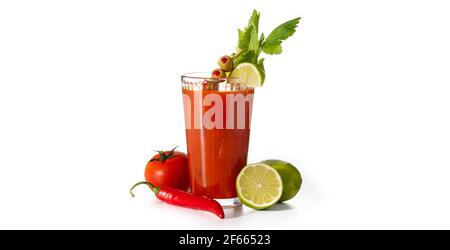 Bloody Mary Cocktail in Glas isoliert auf weißem Hintergrund Stockfoto