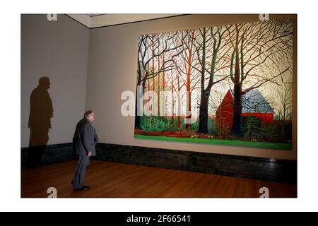 Der britische Künstler David Hockney (L) posiert für Fotografien neben einem Ausschnitt seines Gemäldes 'Bigger Tree's Near Warter', in der Tate Britain in London. David Hockney hat das Kunstwerk der Tate Britainphotograph von David Sandison The Independent 7/4/2008 geschenkt Stockfoto