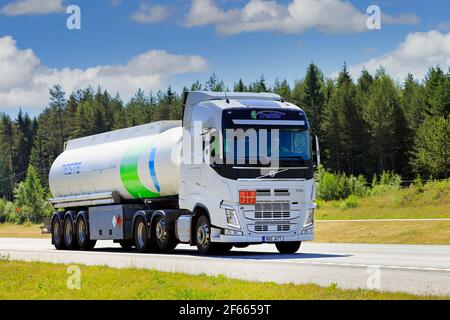 White Volvo FH semi tanker liefert NESTE Diesel Kraftstoff, ADR 30-1202, auf der Autobahn 1 an einem schönen Tag des Sommers. Salo, Finnland. Juni 17, 2020. Stockfoto