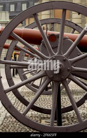 Das Rad einer ornamentalen Kanone vor dem Königlichen Palast (Kungliga-Slottet) / dem Stockholmer Schloss (Stockholms-Slott), Stockholm, Schweden. Stockfoto