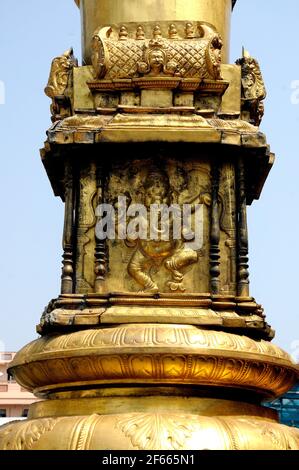 Elefant vorangegangen Hindu Gott Lord Ganesh auf einem goldenen Säule in einem Tempel in Chennai, Tamil Nadu, Indien. Foto: Sondeep Shankar Stockfoto