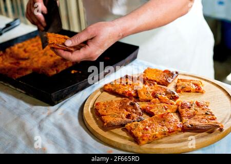 Typische Focaccia mit Tomate in Villasimius, Sardinien Stockfoto