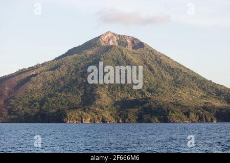 Banda API, ein aktiver Vulkan auf den Banda-Inseln Indonesiens, erhebt sich aus dem Pazifischen Ozean. Diese Inselgruppe ist Teil des Feuerrings. Stockfoto