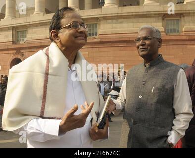 Opposition Kongress Partei MP und ehemaliger Finanzminister P.Chidambaram mit Der Führer der Kommunistischen Partei Indiens, D. Raja, im Parlamentsgebäude In New De Stockfoto