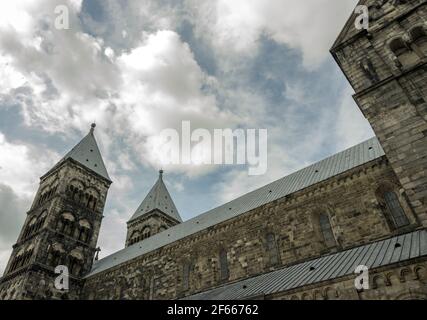 Die südöstliche Erhebung der Kathedrale von Lund, Lund, Schweden, von der Seite, vor dem Hintergrund dramatischer Wolken. Stockfoto