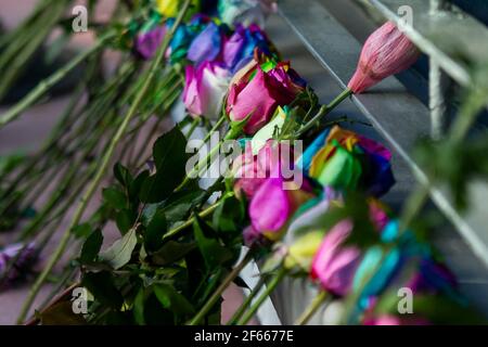 Miami, USA. März 2021, 26th. Am Freitag, den 26. März 2021, stellen Menschen Blumen während einer Mahnwache für Christine Englehardt vor dem Albion Hotel in South Beach, Florida, auf. Englehardt, 24, starb im Hotel, nachdem die Polizei sagte, dass zwei Frühlingsbrecher sie unter Drogen gesetzt und vergewaltigt hatten. (Foto: Matias J. Ocner/Miami Herald/TNS/Sipa USA) Quelle: SIPA USA/Alamy Live News Stockfoto