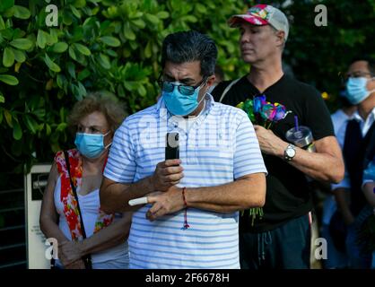 Miami, USA. März 2021, 26th. Am Freitag, den 26. März 2021, nehmen Menschen an einer Mahnwache für Christine Englehardt vor dem Albion Hotel in South Beach, Florida, Teil. Englehardt, 24, starb im Hotel, nachdem die Polizei sagte, dass zwei Frühlingsbrecher sie unter Drogen gesetzt und vergewaltigt hatten. (Foto: Matias J. Ocner/Miami Herald/TNS/Sipa USA) Quelle: SIPA USA/Alamy Live News Stockfoto