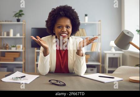 Afroamerikanische Geschäftsfrau im Gespräch auf Online-Videoanruf mit Kollegen bei der Arbeit im Büro. Stockfoto