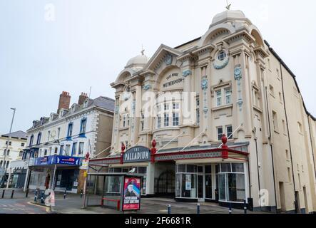 Llandudno, Großbritannien: 18. März 2021: Das Palladium in der Gloddaeth Street war früher ein Theater, ist aber heute ein Wetherspoons-öffentliches Haus. Hier gesehen geschlossen durin Stockfoto