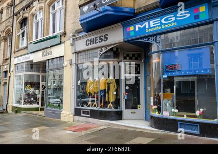 Llandudno, Großbritannien: 18. März 2021: Eine allgemeine Straßenansicht der Mostyn Street, in der viele Geschäfte im Stadtzentrum während der Pandemie vorübergehend geschlossen sind Stockfoto