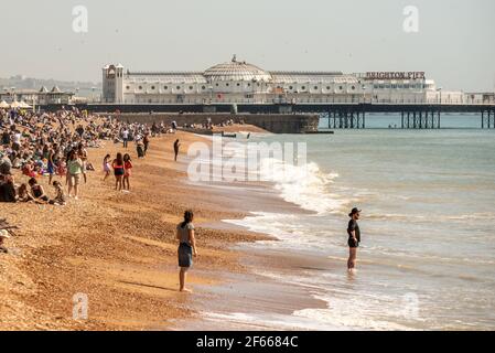 Brighton, März 30th 2021: Die schönen Nachmittagsbedingungen brachten die Massen heute zum Brighton Beach. Kredit: Andrew Hasson/Alamy Live Nachrichten Gutschrift: Andrew Hasson/Alamy Live Nachrichten Stockfoto