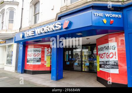 Llandudno, UK: 18. März 2021: Die Mostyn Street Niederlassung der Werke wirbt für einen Verkauf, in den alles gehen muss. Sie sind eine Kette Einzelhändler von boo Stockfoto