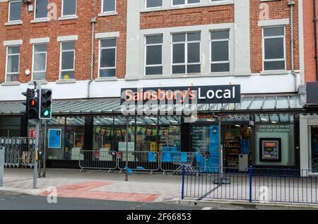 Llandudno, Großbritannien: 18. März 2021: Sainsbury's hat einen Supermarkt in der Mostyn Street Stockfoto