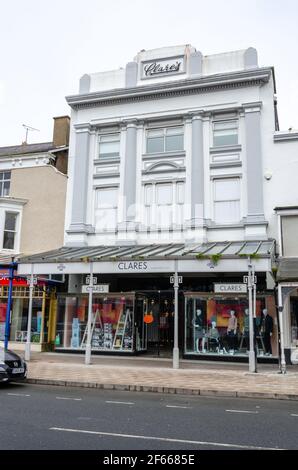 Llandudno, UK: Mar 18, 2021: Clares ist ein traditionelles Kaufhaus in der Mostyn Street. Stockfoto