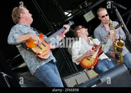 Mark King von Level 42 beim Midlands Music Festival 2010 mit Sean Freeman am Saxophon und Nathan King Gitarre im Hintergrund Stockfoto