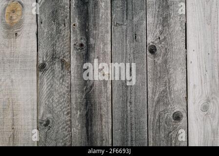 Dunkelgrauer alter Vintage-Holzhintergrund mit vertikalen Brettern Stockfoto