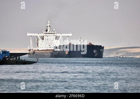 Ismailia, Ägypten. März 2021, 30th. Ein Schiff segelt durch den Suezkanal, nachdem der Verkehr wieder aufgenommen wurde, nachdem das von der Evergreen Marine Corporation betriebene "jemals gegebene" Containerschiff nach einer fast einwöchigen Blockierung der Wasserstraße freigesetzt wurde. Kredit: Sayed Hassan/dpa/Alamy Live Nachrichten Stockfoto