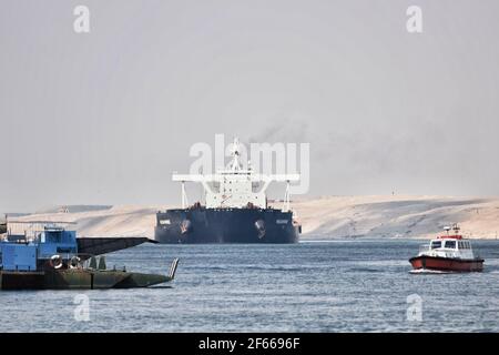 Ismailia, Ägypten. März 2021, 30th. Ein Schiff segelt durch den Suezkanal, nachdem der Verkehr wieder aufgenommen wurde, nachdem das von der Evergreen Marine Corporation betriebene "jemals gegebene" Containerschiff nach einer fast einwöchigen Blockierung der Wasserstraße freigesetzt wurde. Kredit: Sayed Hassan/dpa/Alamy Live Nachrichten Stockfoto