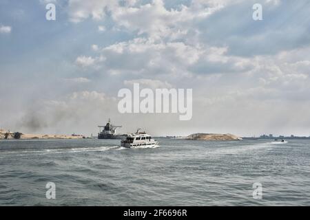 Ismailia, Ägypten. März 2021, 30th. Schiffe fahren durch den Suezkanal, während der Verkehr wieder aufgenommen wird, nachdem das von der Evergreen Marine Corporation betriebene "jemals gegebene" Containerschiff nach einer Blockade der Wasserstraße für fast eine Woche freigelassen wurde. Kredit: Sayed Hassan/dpa/Alamy Live Nachrichten Stockfoto