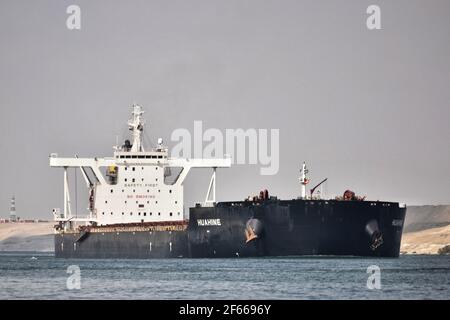 Ismailia, Ägypten. März 2021, 30th. Ein Schiff segelt durch den Suezkanal, nachdem der Verkehr wieder aufgenommen wurde, nachdem das von der Evergreen Marine Corporation betriebene "jemals gegebene" Containerschiff nach einer fast einwöchigen Blockierung der Wasserstraße freigesetzt wurde. Kredit: Sayed Hassan/dpa/Alamy Live Nachrichten Stockfoto