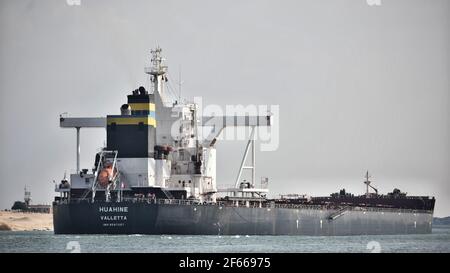 Ismailia, Ägypten. März 2021, 30th. Ein Schiff segelt durch den Suezkanal, nachdem der Verkehr wieder aufgenommen wurde, nachdem das von der Evergreen Marine Corporation betriebene "jemals gegebene" Containerschiff nach einer fast einwöchigen Blockierung der Wasserstraße freigesetzt wurde. Kredit: Sayed Hassan/dpa/Alamy Live Nachrichten Stockfoto