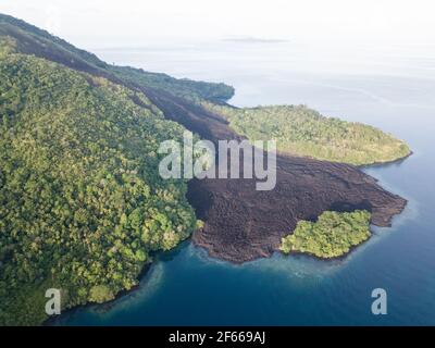 Auf Banda API, einem aktiven Vulkan auf den Banda-Inseln Indonesiens, ist ein alter Lavastrom ins Meer gekommen. Dies ist Teil des Feuerrings. Stockfoto