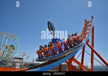 Landschaft mit Panoramablick auf die Menschen auf der Shockwave, eine wilde Fahrt im Santa Cruz Vergnügungspark in Kalifornien, USA. Stockfoto