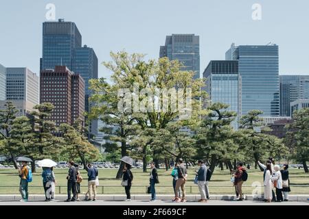 Chiyoda, Tokio, Japan - Menschen warten in der Schlange am Kokyo Gaien National Garden, der südlich des Kaiserpalastes von Tokio liegt. Stockfoto