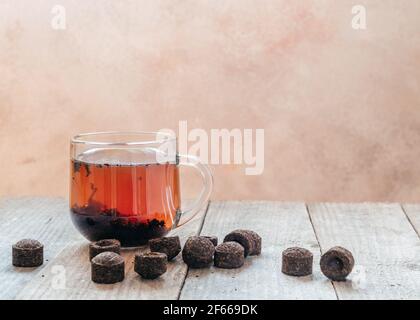 Eine Tasse traditionellen chinesischen Puer-Tee mit gereiftem Puerh Teesteine Stockfoto