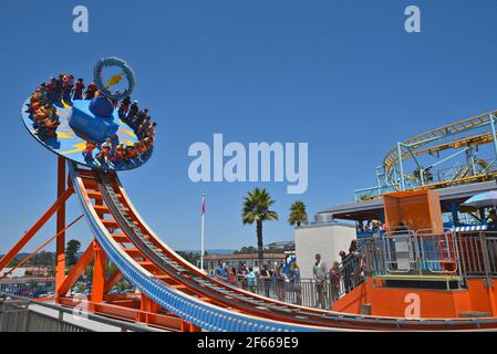 Landschaft mit Panoramablick auf die Menschen auf der Shockwave, eine wilde Fahrt im Santa Cruz Vergnügungspark in Kalifornien, USA. Stockfoto