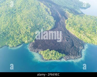 Auf Banda API, einem aktiven Vulkan auf den Banda-Inseln Indonesiens, ist ein alter Lavastrom ins Meer gekommen. Dies ist Teil des Feuerrings. Stockfoto