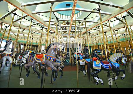 Panoramablick auf das handgeschnitzte Karussell des Beach Boardwalk's Looff Carousel im Santa Cruz Amusement Park in Kalifornien, USA. Stockfoto