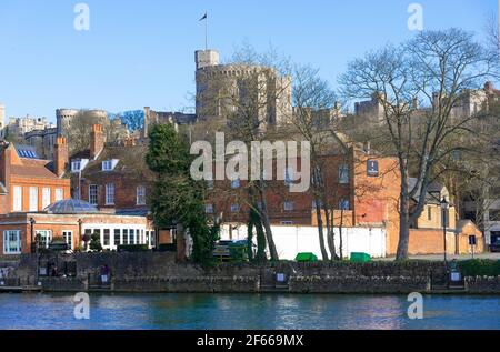 Blick über die Themse auf die Stadt Windsor mit Windsor Castle und dem dahinter liegenden runden Turm. Windsor, Berlin, England, Großbritannien Stockfoto