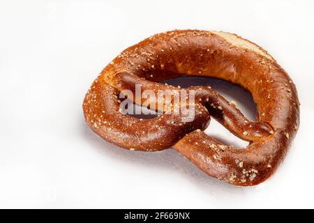 Backen Brezeln auf weißem Hintergrund. Isolieren. Weißer Hintergrund. Stockfoto