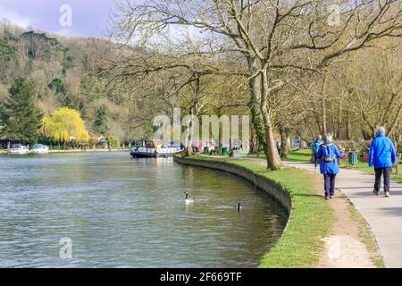 Menschen, die ihren täglichen Spaziergang während der Sperre entlang der Themse in Henley-on-Thames, Oxfordshire, England, Großbritannien, Unternehmen Stockfoto